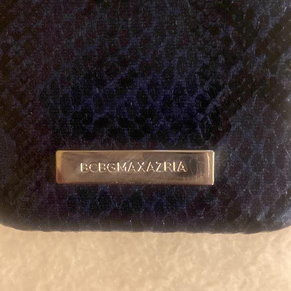 BCBG Clasp Case/Phone Case NWT - Picture 2 of 8